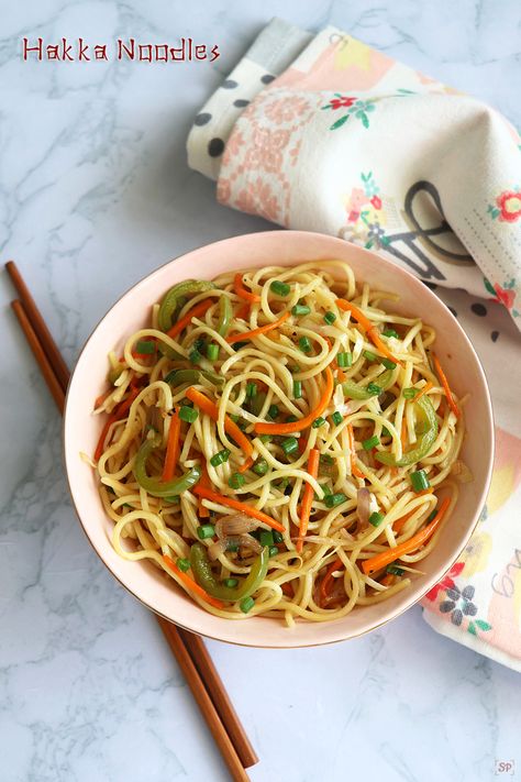 Veg Hakka Noodles, Hakka Noodles Recipe, Green Chilli Sauce, Indo Chinese Recipes, Hakka Noodles, Chinese Vegetables, Noodle Recipes Easy, Healthy Indian Recipes, Tastemade Recipes