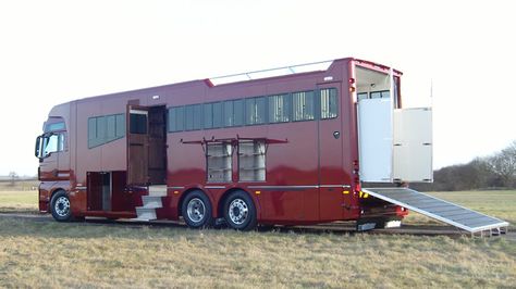 beautiful lorry Horse Lorry, Horse Truck, Horse Transport, Equestrian Barns, Food Trailer For Sale, Stock Trailer, Rv Motorhomes, Dream Horse Barns, Luxury Motorhomes