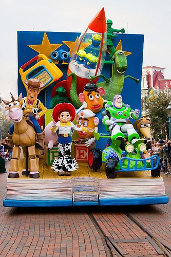 Parade Float Decorations, Display Toys, Christmas Parade Floats, Toy Story Land, Parade Design, Disney Parade, Once Upon A Dream, Carnival Food, Kiddie Rides