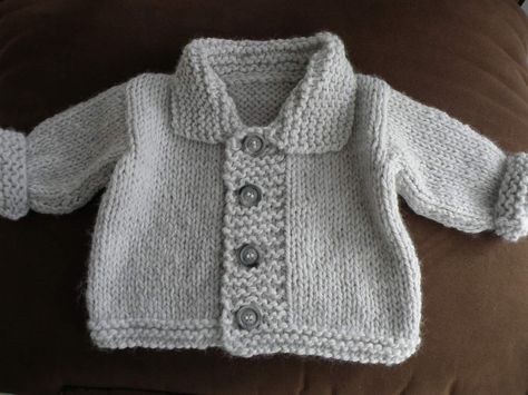 Veste toute douce et chaude pour bébé en tailles 3-24 mois, aiguilles N°8. Création de Mes Tricots et Astuces. Tailles : 3 (6/9 - 12/18 - 24) mois Fournitures : - 2 pelotes de laine Julia de chez Zeeman - 1 paire d'aiguilles N°6, 7 et 8 - 4 boutons -... Tricot Baby, Baby Knitting Patterns Free, Baby Clothes Patterns, Baby Jacket, Baby Cardigan, Easy Knitting, Baby Sweaters, Baby Booties, Baby Knitting Patterns