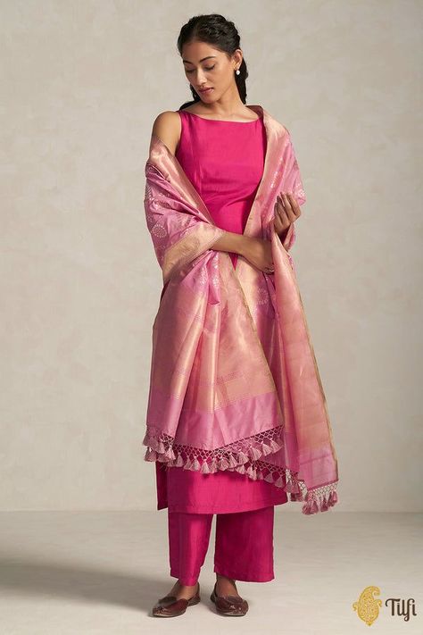 Dupattas Styling Banarasi Dupatta, Pink Outfits Indian, Banarasi Dupatta Styling, Banarasi Dupatta Suits Party Wear, Back Kurti Design, Banarasi Kurti Design, Banarasi Kurta Designs Women, New Style Kurti Design, Rakshabandhan Outfit Ideas