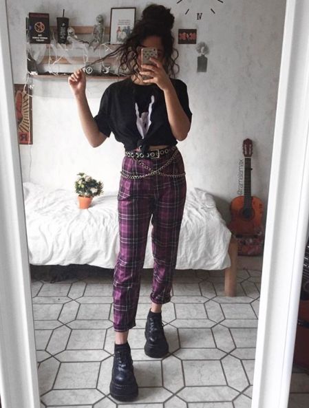 Flannel pants, black graphic tee/crop, chain belt, black boots Graphic Pants, Fashion 90s, Flannel Pants, 90's Fashion, Hipster Outfits, 90s Outfit, Outfit Jeans, Belt Black, Chain Belt