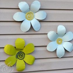 Tin flowers - need to make some of these for the back fence. Cute! Tin Can Flowers, Tin Can Art, Tin Flowers, Tin Can Crafts, Outdoor Crafts, Diy Outdoor Decor, Flower Template, Can Crafts, Metal Crafts