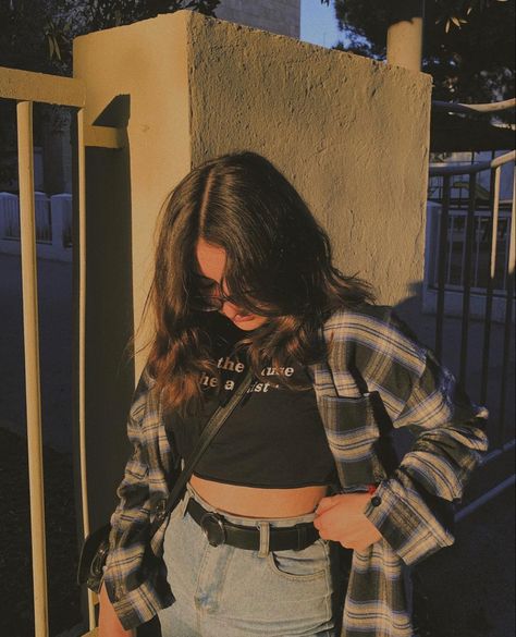 Flannel crop top jeans outfit inspo Poses With Shirt And Jeans, Crop Tops Outfits Aesthetic, Crop Top With High Waisted Jeans, Poses For Crop Tops, Crop Top Photography, Poses In Crop Top And Jeans, Poses For Jeans And Top, Pose In Jeans Top, Crop Top Poses