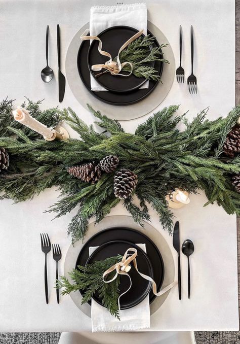 Christmas Dinner Table Ideas, Dinner Table Christmas, Dinner Table Ideas, Zara Home Christmas, Black Christmas Decorations, Christmas Dinner Table, Merry Christmas Eve, Holiday Table Settings, Christmas Tablescape