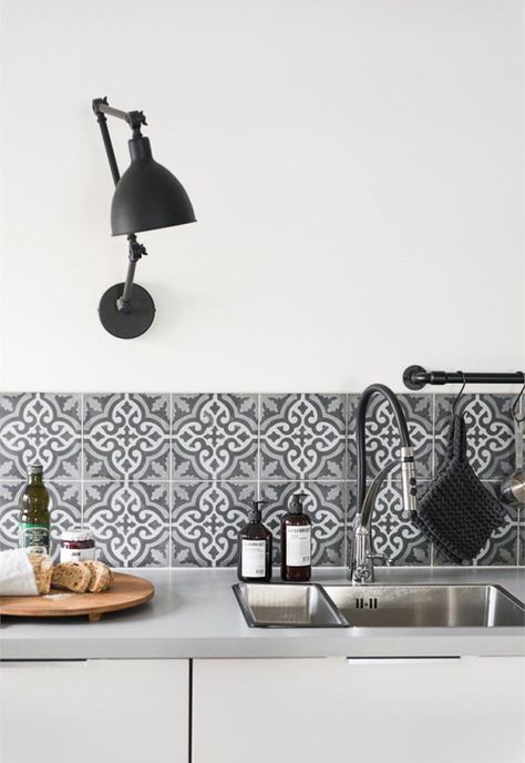 Cocina. Aplique de pared negro Kitchen Splashbacks, Kitchen Splashback, Kitchen Tile, Kitchen Tiles Backsplash, Metroid, White Furniture, Kitchen Makeover, Wood Kitchen, Kitchen Tiles