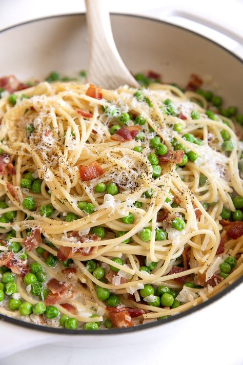 This creamy pasta with bacon and peas is an easy one-pan dinner recipe made with simple pantry ingredients. Flavorful, delicious, and perfect for busy weeknights! Bacon Peas, Pasta With Bacon, Pasta With Peas, Pasta Sides, Bacon Pasta, Parmesan Pasta, Pasta Dinners, Pasta Dinner Recipes, Perfect Pasta