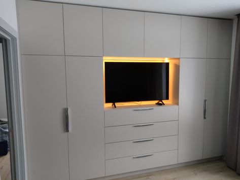 Dressing With Tv Unit Design, Bedroom Media Wall Ideas, Closet Con Tv, Wardrobe With Tv Unit, Wall Wardrobe Design, Box Bed Design, Bedroom Built In Wardrobe, Interior Ceiling Design, Wall Tv Unit Design