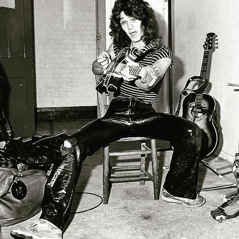 Eddie Van Halen with his Bumblebee, backstage circa 1979! Eddie Van Halen 80s, Van Halen 5150, Atomic Punk, Iconic Musicians, Alex Van Halen, 90s Rock, Guitar Room, David Lee Roth, Best Guitarist