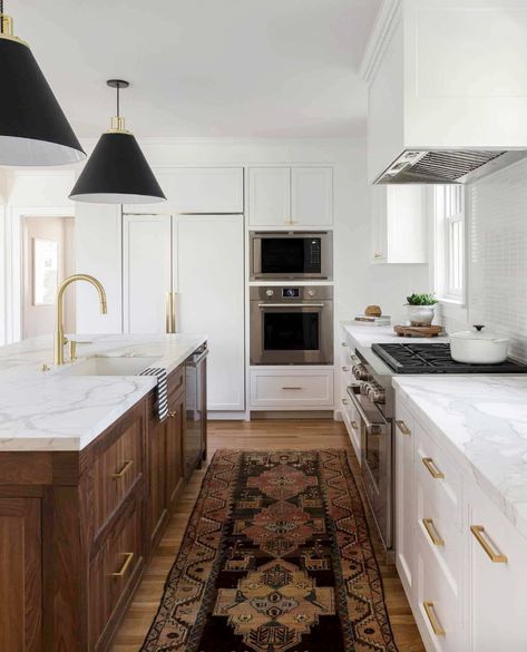 55 Most Popular Kitchens Showcased on One Kindesign for 2020 White Stone Backsplash, White Quartzite Countertops, White Countertop, Classic White Kitchen, White Subway Tile Backsplash, White Shaker Cabinets, Colonial Home, Flat Panel Cabinets, Modern Style Furniture