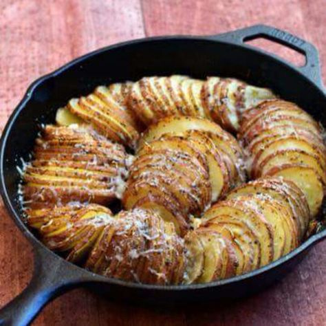 Cast iron potato bake Roasted Garlic Recipe, Cast Iron Skillet Cooking, Iron Skillet Recipes, Hasselback Potatoes, Skillet Recipes, Cast Iron Skillet Recipes, Cast Iron Recipes, Munnar, Garlic Recipes