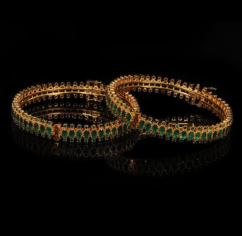 Emerald Threerows Bangle Ruby And Emerald Bangles, Tode Bangles Gold, Vummidi Bangaru Jewellers, Ruby Bangles, New Gold Jewellery Designs, Gold Bangle Set, Modern Gold Jewelry, Bangles Gold, Black Beaded Jewelry