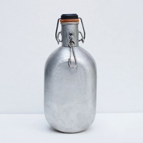 vintage aluminium fles, gebruikten wij als drinkfles op vakantie Aluminum Water Bottles, Aluminum Bottle, Spanish Moss, Bottle Design, Industrial Design, Bottles Decoration, Flask, Reusable Water Bottle, A Table