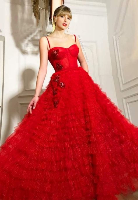 Taylor Swift Red Carpet, Lover Wedding, Taylor Swift Dress, Gala Ideas, Prom Inspiration, Taylor Outfits, Taylor Swift Music, Rosy Cheeks, Taylor Swift Red