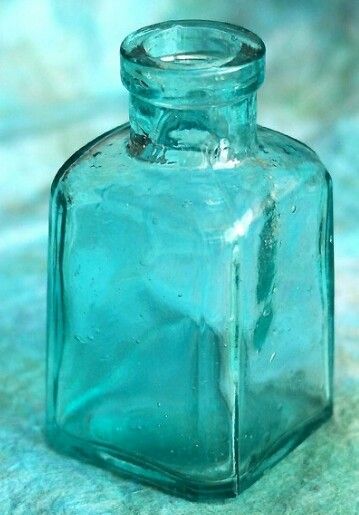 Turquoise Vert Turquoise, Azul Tiffany, Color Turquesa, Shades Of Teal, Shades Of Turquoise, Vintage Bottles, Antique Bottles, Old Bottles, Blue Bottle