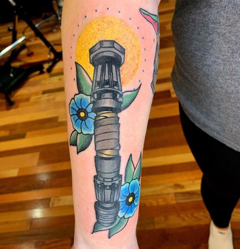 Rey Lightsaber Tattoo, Rey's Lightsaber, Rey Lightsaber, Lightsaber Tattoo, 22 Tattoo, Traditional Tattoo Inspiration, Instagram Light, Star Wars Tattoo, R Tattoo