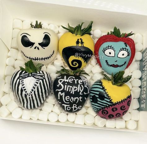 Jack And Sally Strawberries, Nightmare Before Christmas Strawberries, Coraline Chocolate Covered Strawberries, Sweets Bouquet, Halloween Chocolate Covered Strawberries, Christmas Strawberry, Scary Cakes, Chocolate Covered Desserts, Chocolate Covered Strawberry Recipe