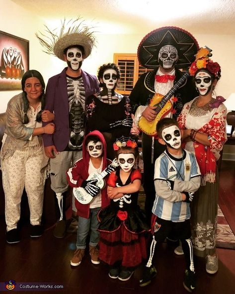 Disney Coco Costume, Coco Movie Costume Ideas, Coco Disney Outfit Ideas, Coco Halloween Costume Family, Coco Makeup Disney, Coco Costumes Family, Miguel Coco Makeup, Coco Family Halloween Costumes, Mama Coco Costume