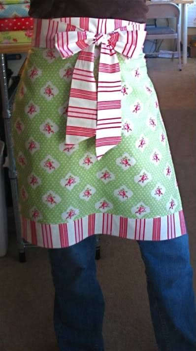 Your Christmas gift from me...an apron in an hour! - Stop staring and start sewing! Cappello Cloche, Pillow Cases Tutorials, Holiday Hand Towels, Apron Tutorial, An Apron, Costura Diy, Christmas Aprons, Sewing Aprons, Cute Aprons