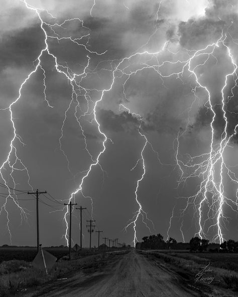 Lightning Images, Plagues Of Egypt, Lightning Photography, Fantasy Tattoos, Wuthering Heights, Lightning Storm, Cloud Wallpaper, Wild Nature, Landscape Photographers