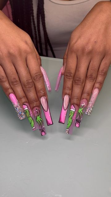 Christmas Nail Set Ideas, The Grinch Nails Acrylic, Pink Grinch Nails, Grinch Acrylic Nails, Grinch Nails Acrylic, Christmas Character Nails, The Grinch Nails, Xmas Acrylic Nails, Christmas Nail Sets