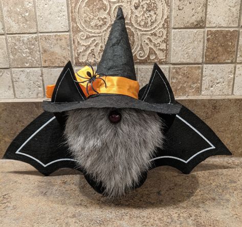 Halloween bat gnome Bat Gnome Diy, Bat Gnome, Craft Gnomes, Halloween Bats Diy, Gnome Halloween, Craft Halloween, Fall Gnomes, Halloween Gnomes, Halloween Pumpkin Designs