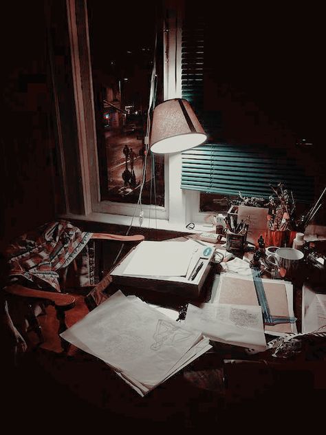 Office/ work area Messy Work Desk Aesthetic, Messy Office Desk, Messy Desk Aesthetic Study, School Work Aesthetic Messy, Messy Office Aesthetic, Messy School Aesthetic, Messy Study Aesthetic, Messy Studying, Messy Desk Aesthetic