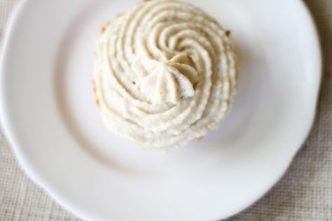 raw carrot cupcakes with cashew icing by lamesablog, via Flickr Raw Vegan Carrot Cake, Vegan Carrot Cake Muffins, Raw Deserts, Paleo Cupcakes, Vegan Carrot Cake, Patty Cake, Carrot Cupcake, Carrot Cake Muffins, Raw Vegan Desserts