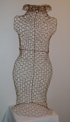 Chicken Wire Projects, Wire Dress Form, Chicken Wire Sculpture, Wire Dress, Chicken Wire Art, Chicken Wire Crafts, Ideas Habitaciones, Christmas Tree Dress, Diy Trellis