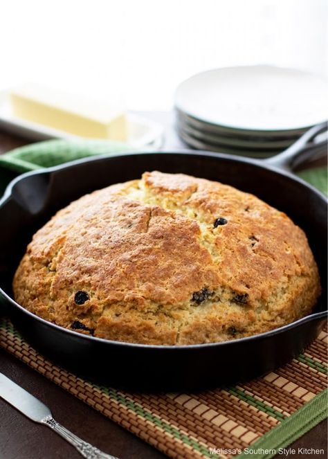 Enjoy a loaf of freshly baked Irish Soda Bread with soup, stew or corned beef and cabbage for St Patrick's Day #sodabread #irishsodabread #breadrecipes #easysodabreadrecipe #stpatricksday #southernrecipes #bread Bread With Soup, Easy Irish Soda Bread, Irish Soda Bread Muffins, Sweet Cream Butter, Irish Foods, Irish Bread, Irish Desserts, Irish Cooking, Cooking Decorating