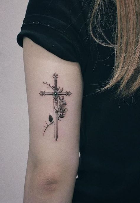 Pretty Cross Tattoo, Unique Cross Tattoos, Small Cross Tattoos, Pisces Tattoo Designs, Cross Tattoos For Women, Buddha Tattoos, Cross Tattoos, Muster Tattoos, Cross Tattoo Designs