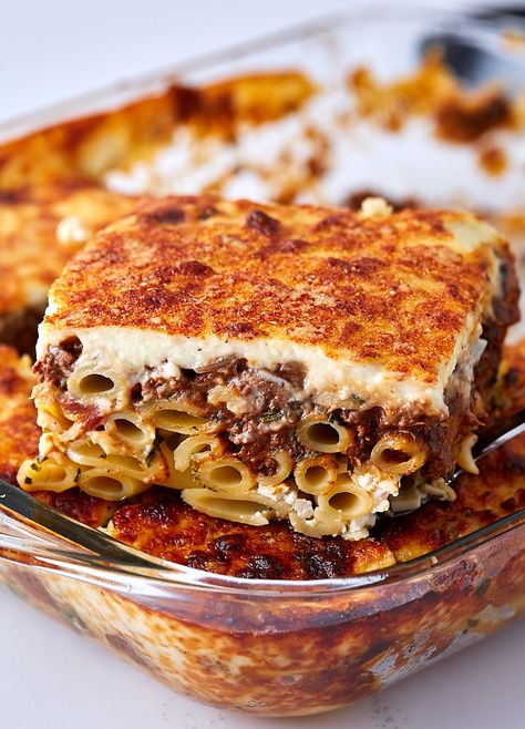 A traditional Greek pastitsio (pasticcio) recipe – layers of ziti pasta, beef sauce, bechamel sauce, sprinkled with Feta and Gruyere cheese! Pasticcio Recipe, Pastichio Recipe, Lucky Cake, Greek Pastitsio, Greek Lasagna, Salad Appetizer Cups, Greek Recipes Authentic, Ziti Pasta, Greek Pasta