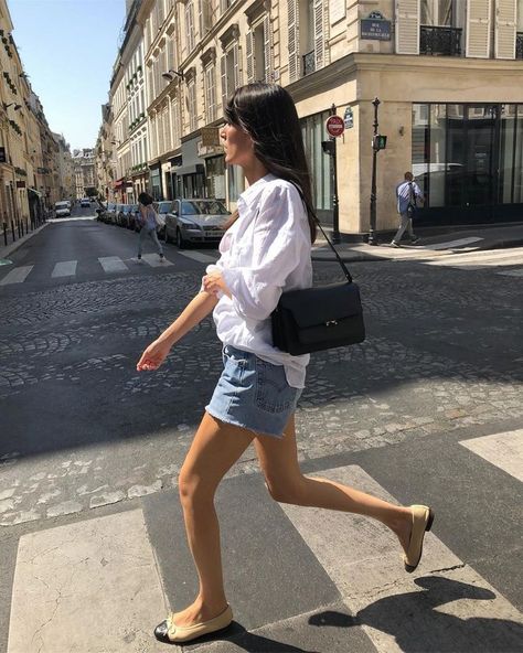 Le Fashion: The French Girl Way to Wear Cut-Off Denim Shorts London Street Fashion, Summer Weekend Outfit, Leia Sfez, Ballet Flats Outfit, Parisian Summer, Denim Shorts Outfit, Tokyo Street Fashion, Parisian Chic Style, Flats Outfit