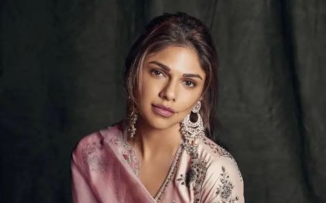 Sharmin Segal Age: Know Her Height, Weight, Net Worth, Family, Wiki, Measurements, Biography & Facts Sharmin Segal, Mary Kom, Lee Strasberg, Sanjay Leela Bhansali, Star Actress, Effective Time Management, Film Institute, Black Hair Color, Romantic Drama