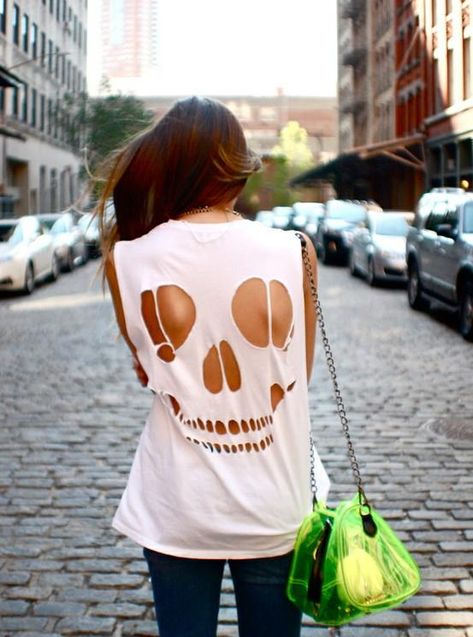 DIY Skull T-Shirt Upcycle T Shirts, Sewing Tshirt, Tank Tops Diy, Robe Diy, Diy Cut Shirts, Diy Skulls, Cut Up Shirts, Best Friend Halloween Costumes, Costumes For Teens