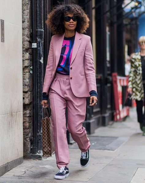 woman wearing a pink suit with a graphic t shirt and sneakers 30 Outfits, Dream Career, Traje Casual, Summer Work, Pink Suit, Summer Work Outfits, Womens Fashion For Work, Cool Street Fashion, Street Style Looks