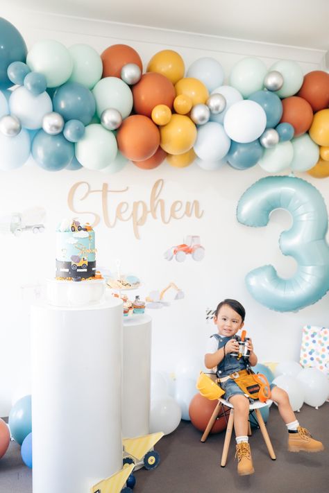 Truck Party Balloons, Construction Theme Birthday Party Backdrop, Truck Balloon Decorations, Truck Bday Party Ideas, Pastel Construction Party, Construction Birthday Party Balloons, 1st Birthday Construction Theme, 3rd Boy Birthday Party Themes, 3rd Birthday Theme Boy