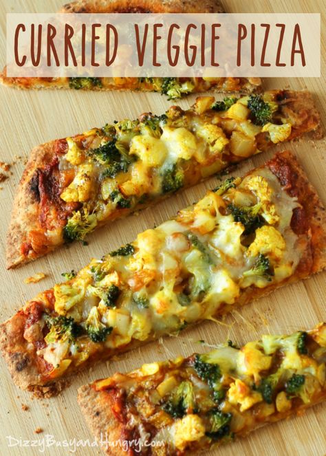 Curried Veggie Pizza | DizzyBusyandHungry.com - Individual vegetarian pizzas slathered with curry-spiced pizza sauce and loaded with delicious veggies! Vegetarian Pizzas, Individual Pizza, Pizza Veggie, Pizza Cauliflower, Curry Pizza, Easy Dinner Desserts, Pizza Marinara, Pizza Ideas, Pizza Roll