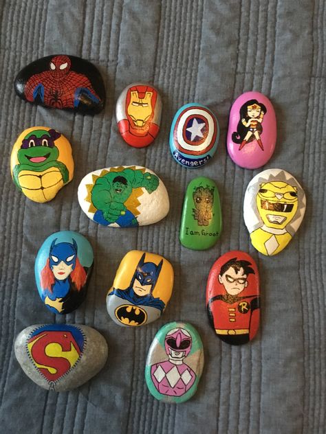 Hulk Rock Painting, Superhero Rock Painting, Batman Painted Rocks, Superhero Painted Rocks, Hulk Painted Rock, Character Painted Rocks, Superhero Week, Superhero Stories, Rock Designs