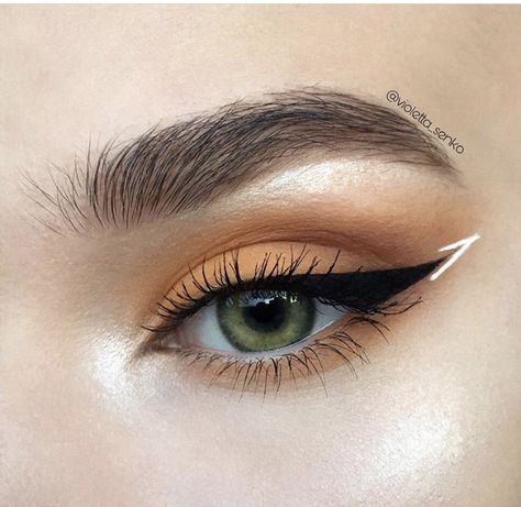 White Graphic Liner Makeup, Black And White Graphic Liner, Flower Makeup Looks, Makeup Looks To Recreate, Graphic Liner Makeup, Looks To Recreate, Creative Eyeliner, White Eye Makeup, Fire Makeup