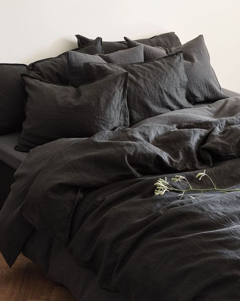 H&m Bedding, Black Bedsheet Aesthetic, Black Bed Decor, Black Bedding Aesthetic, Bedsheet Aesthetic, Black Bedsheet, Linen Aesthetic, Monochrome Bedding, Dark Bedding