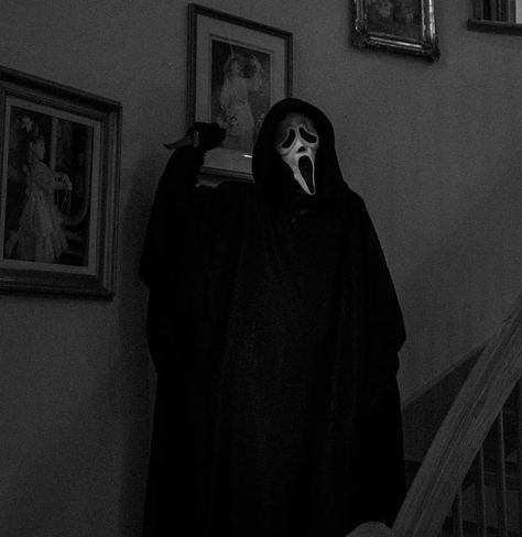 Ghost Face Wallpaper Aesthetic Black, Ghost Face Wallpaper Aesthetic Computer, Halloween Scary Aesthetic, Scream Widget, Ghostface Black And White, Black And White Halloween Aesthetic, Scream Movie Scenes, Ghost Face On The Phone, Ghost Face Aethstetic