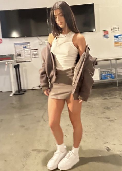 #charlidamelio #charlidameliostyle #fashion #outfits #outfitideas #style Charli Damelio Halloween Costume, Charlie Damelio Outfits, Charlie D'amelio Outfit, Morning Routine School, Charli Damelio Photos, Charli D'amelio Rare, Charlie Damelio, Beige Pants, Brown Outfit