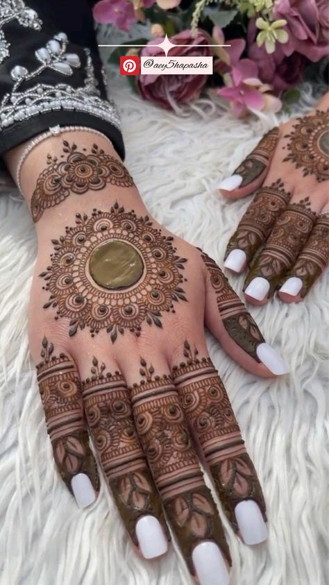 Go for a bohemian summer with this laid-back, geometric pattern that’s stylish yet simple. #BohoHenna #ChicMehndi #SummerBoho #GeoDesigns Bohemian Mehendi Design, Engagement Choli, Stylish Back Hand Mehndi, Round Mehndi Design, Celebrity Maternity, Back Hand Mehndi Design, Hand Mehndi Designs, Back Hand Mehndi, Maternity Styles