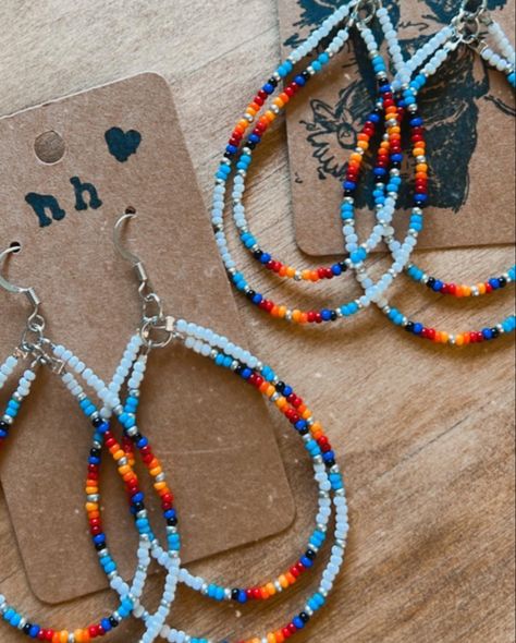 Seed Beaded Hoop Earrings, Native Beaded Jewelry, Western Seed Bead Jewelry, Seed Bead Color Combos, Beaded Hoop Earrings Patterns, Cute Seed Bead Bracelet Ideas, Beaded Western Jewelry, Seed Bead Color Combinations, Western Jewelry Diy