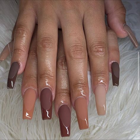 Brown Nude Acrylic Nails, Colored Acrylic Powder Nails, Beige And Brown Nails, Nude And Brown Nails, Brown Nude Nails Design, Short Acrylic Nails Fall, Brown Fall Nails Designs, Pink And Brown Nails, Trendy Brown Nails