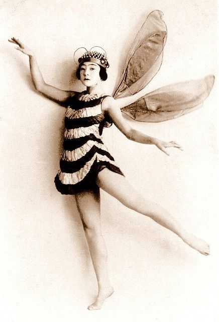 Most costumes in the 1920's were handmade. The picture above is a women wearing a bee costume. The Night Circus, Bee Costume, Vintage Halloween Costume, Halloween Vintage, Poses References, Foto Vintage, Bees Knees, Retro Halloween, Vintage Pictures