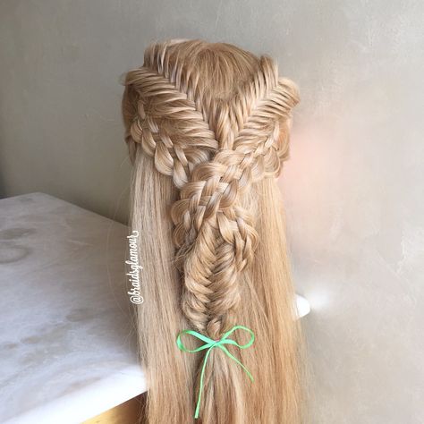 Fishtails and five strand braids Alien Hairstyles, Complex Braids, Fenugreek For Hair, Five Strand Braids, Viking Hairstyles, Hair Expo, Weave Hairstyles Braided, Unique Braids, Gorgeous Braids