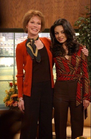 Mary Tyler Moore (L) guest-stars as a local news anchor in the "Sweet Lady" with Mila Kunis #that70sShow 70s News Anchor, Jackie 70s Show Outfits, 70s Aethstetic, Jackie 70s Show, Decade Outfits, That 70s Show Outfits, 70s Show Outfits, Jackie Burkhart Outfits, Jackie That 70s Show