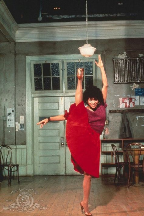 Debbie Allen does a high kick in Fame (TVseries, Christopher Gore 1982-1987) Modern Dans, Classic Dance, Black Dancers, Debbie Allen, Jitterbug, Black Ballerina, Lindy Hop, Vintage Black Glamour, Black Hollywood